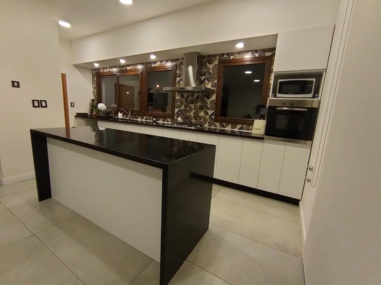 Cocina con isla y frentes blancos