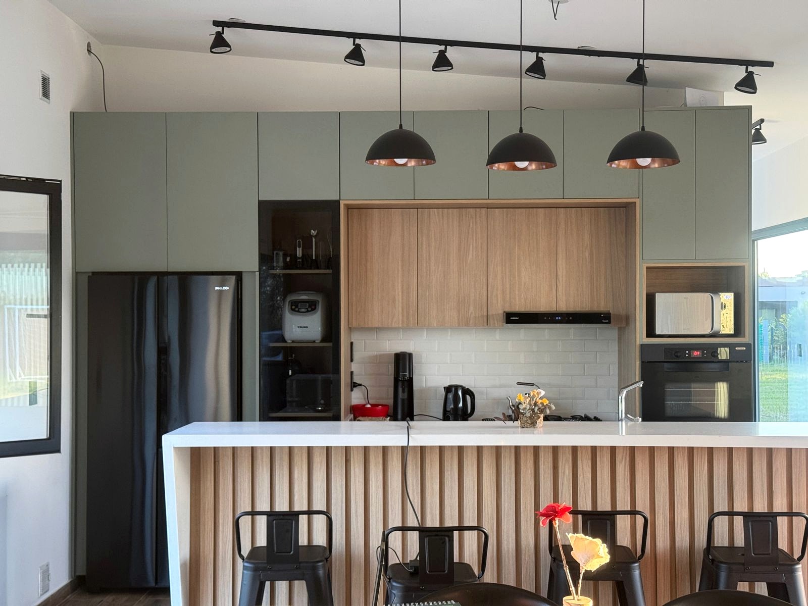 Cocina con frentes verdes