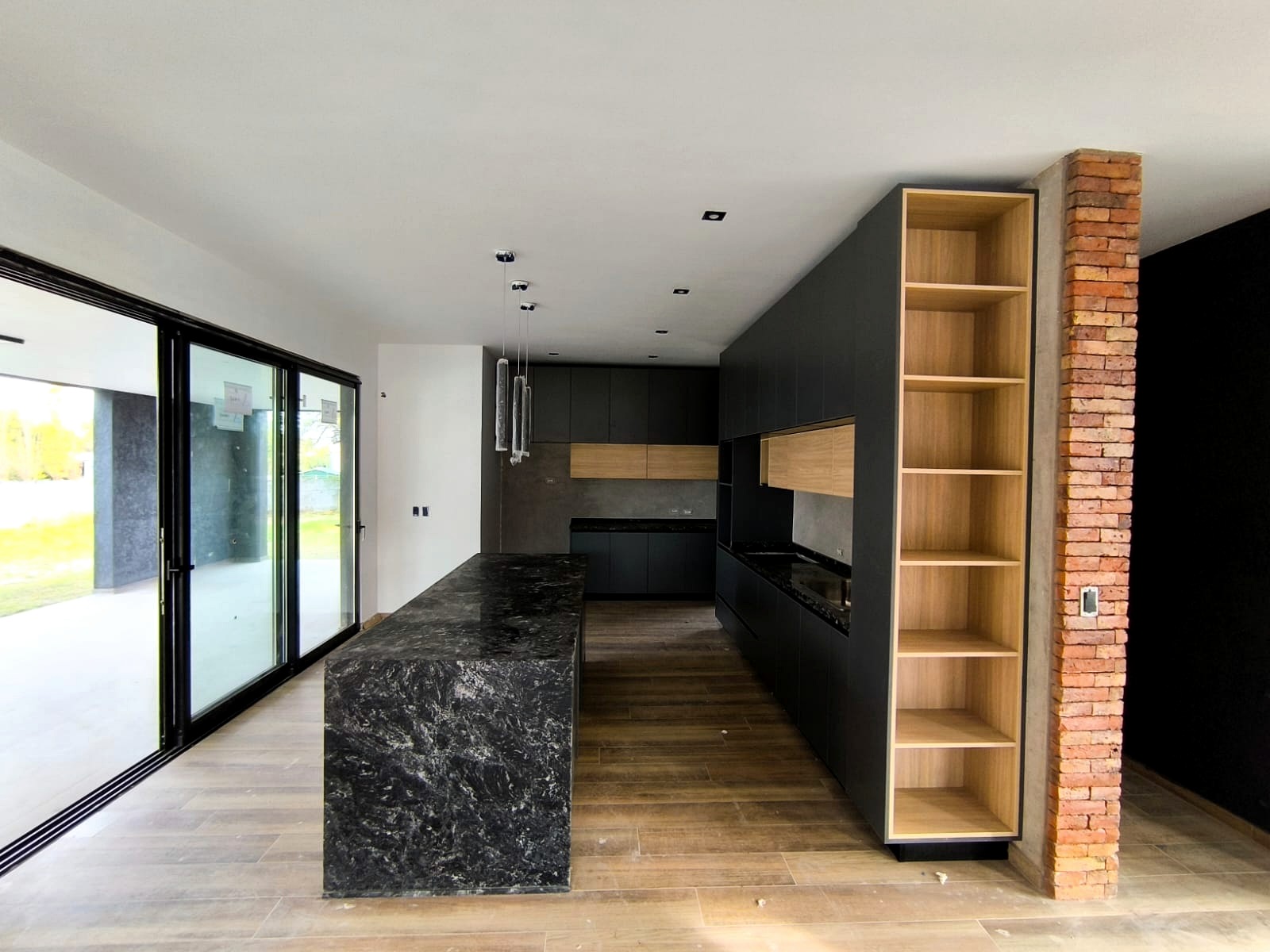 Cocina negra con biblioteca de madera